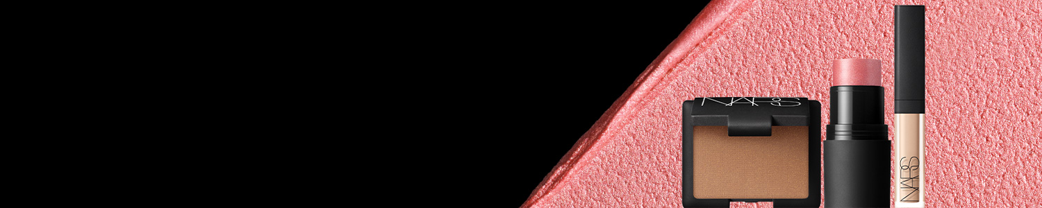 Enjoy a complimentary mini three-piece gift with €65 purchase.